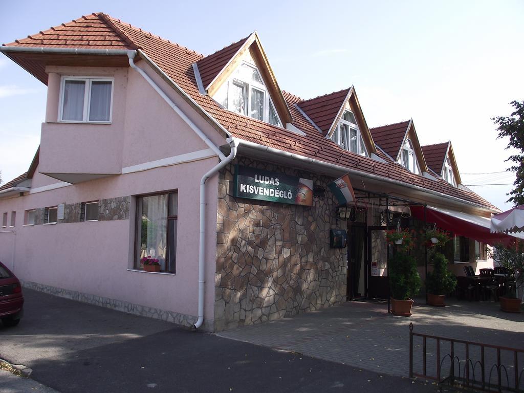 Ludas Fogadó Nagyalásony Exterior foto